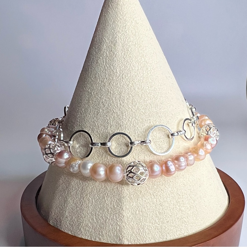 Double layered bracelet with real pearls and a metal chain